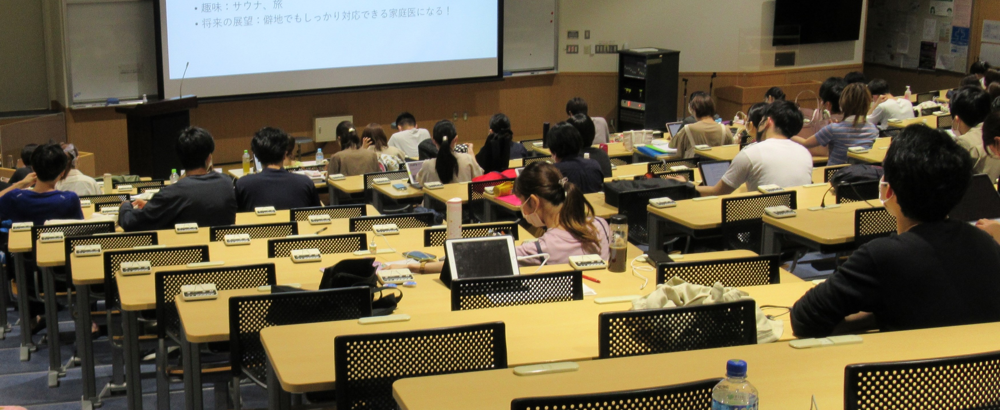 特別講義の様子が秋田魁新聞に掲載されました。